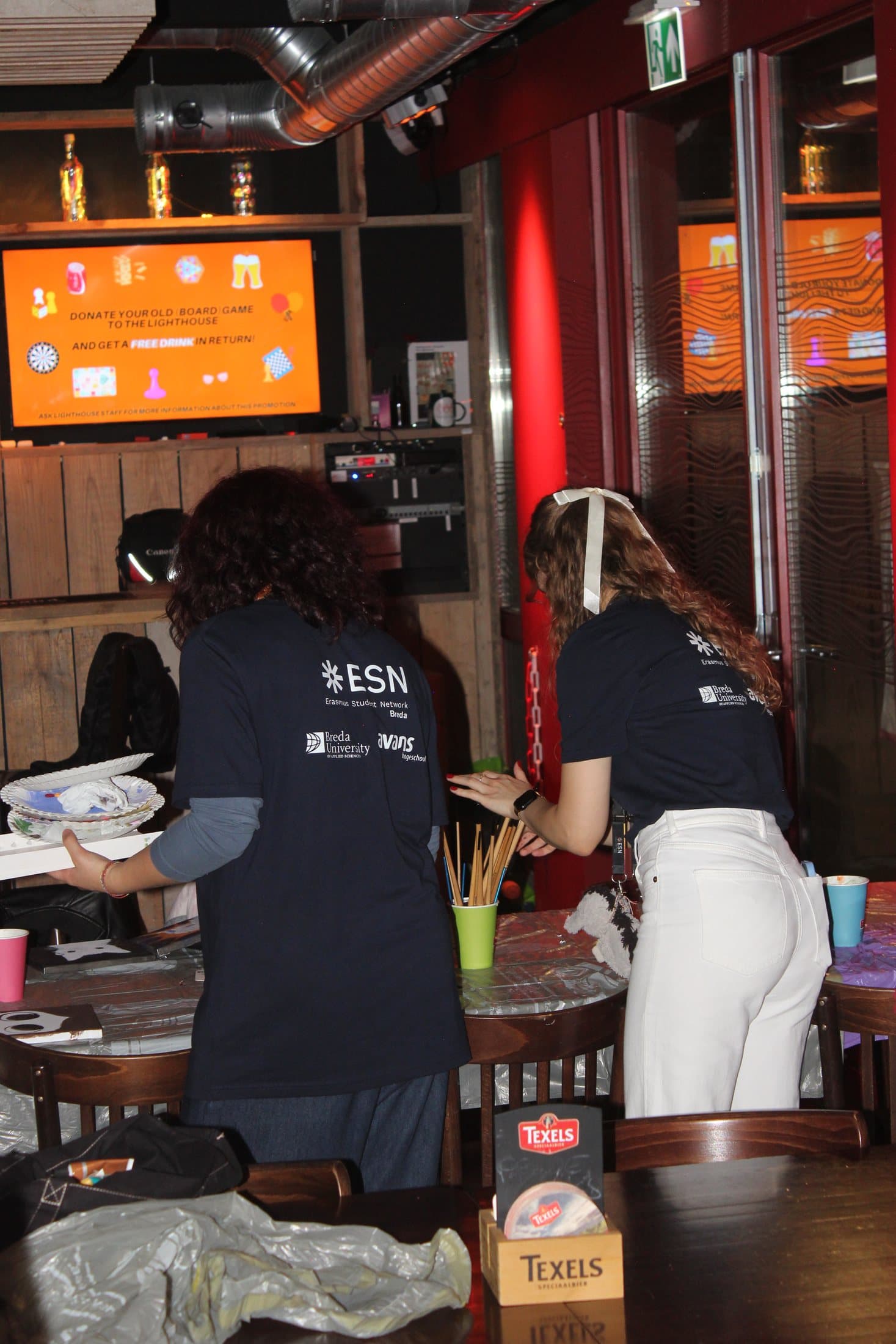 ESN Breda volunteers preparing a pub quiz venue